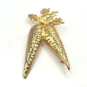 Elegant Gold Carrot Pin